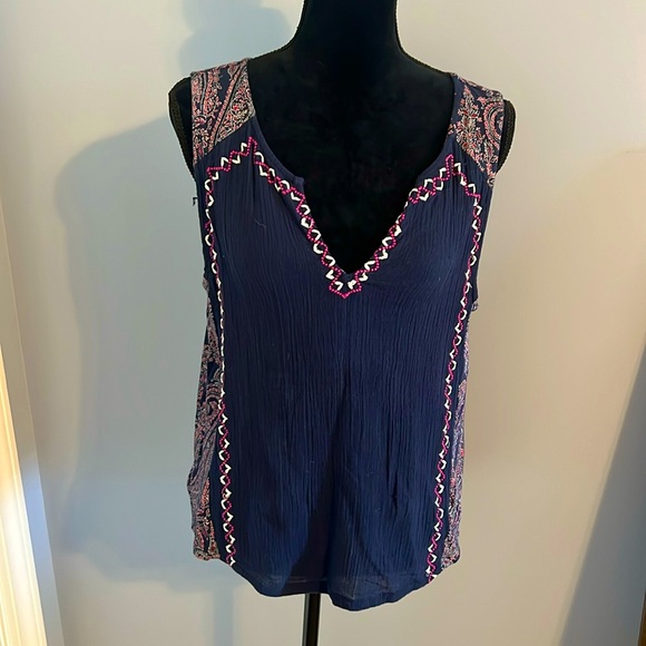 Lucky Brand dine gauze front. Embroidery detail. Print jersey back - Picture 2 of 6